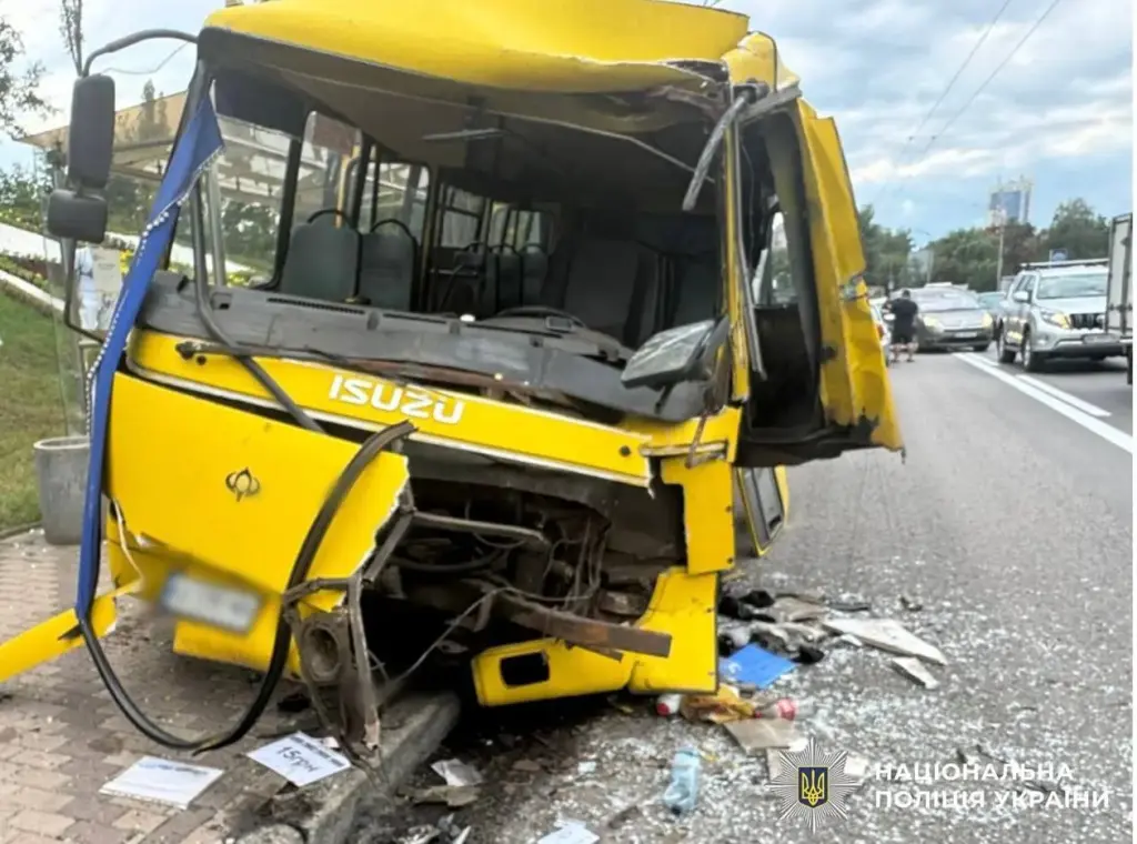 ДТП на Дорогожичах: маршрутка врізалася в автобус, двоє людей у лікарні