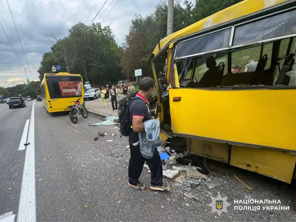 ДТП на Дорогожичах: маршрутка врізалася в автобус, двоє людей у лікарні