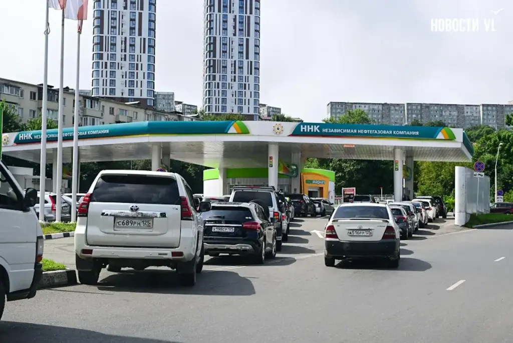На Курилах припинили продаж бензину, у Примор’ї – кілометрові черги на заправках