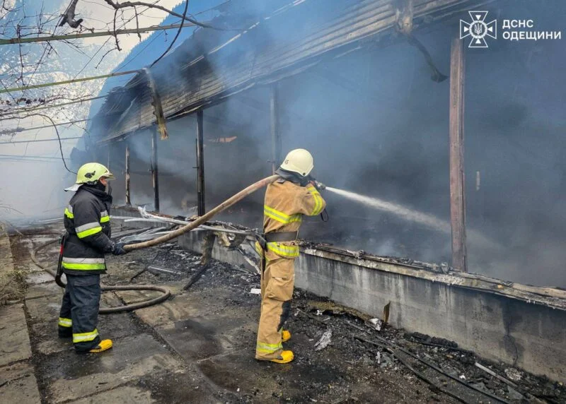 Нічні атаки РФ на Харківщину та Одещину: поранені, пожежі та зруйновані будівлі