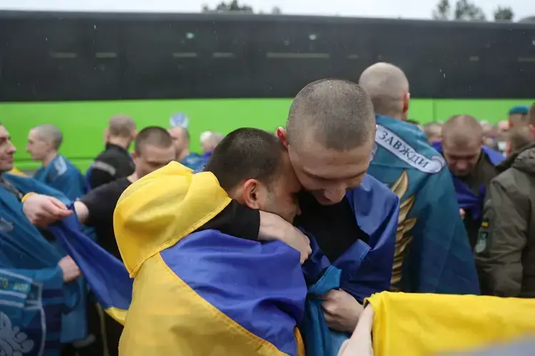 Звільнені з полону українські захисники отримуватимуть щомісячні виплати по 50 тисяч гривень