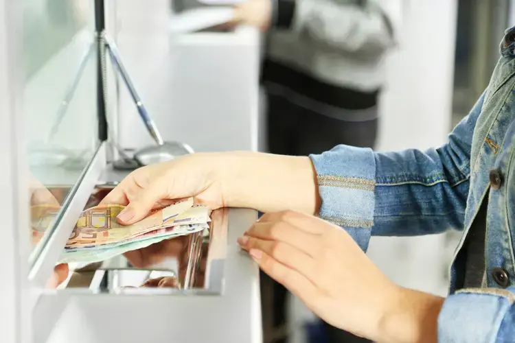 Курс валют у Києві: де зараз вигідно купувати та продавати долари і євро