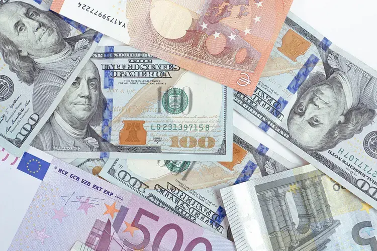 Курс валют у Києві: де сьогодні найвигідніше купити долари та євро