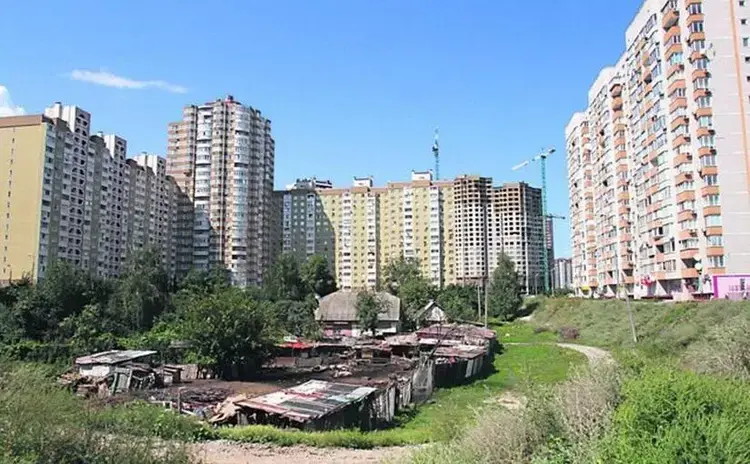Житель Позняків перетворив свій двір на комерційну парковку