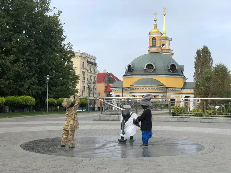 Малюків-засновників Києва переодягнули у святкове вбрання до Дня захисників України