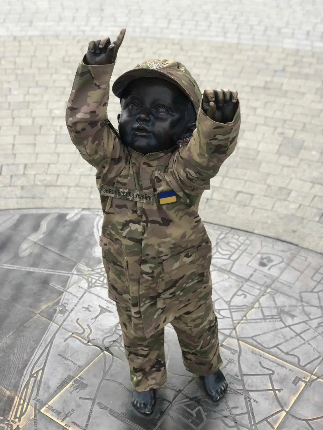 Малюків-засновників Києва переодягнули у святкове вбрання до Дня захисників України