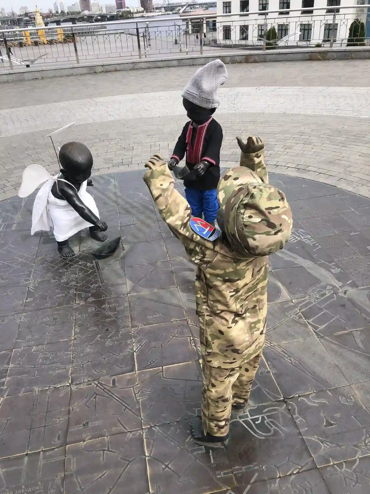 Малюків-засновників Києва переодягнули у святкове вбрання до Дня захисників України