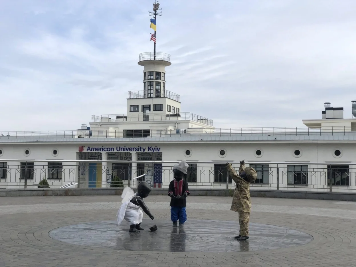 Малюків-засновників Києва переодягнули у святкове вбрання до Дня захисників України