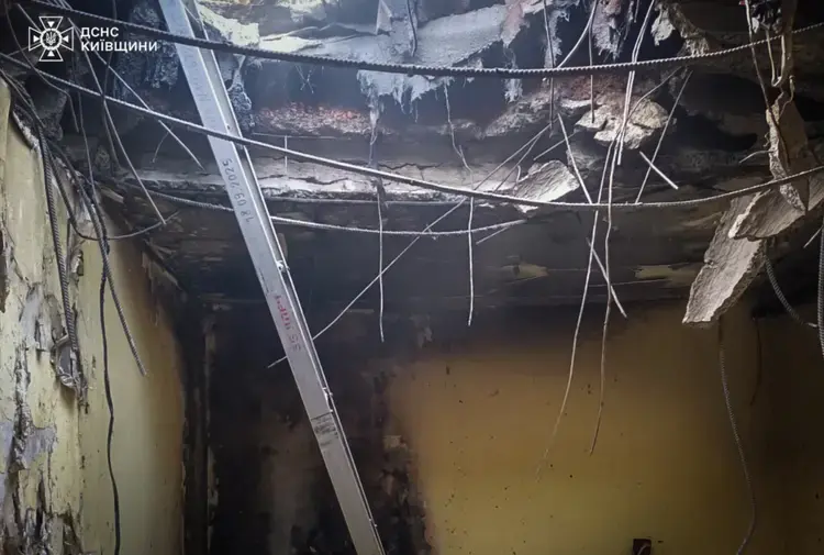 Ранковий удар по Київщині: загорілася двоповерхова будівля