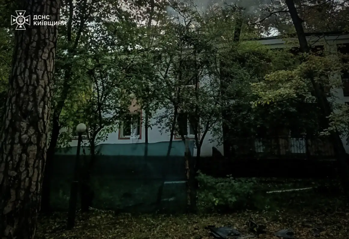 Ранковий удар по Київщині: загорілася двоповерхова будівля