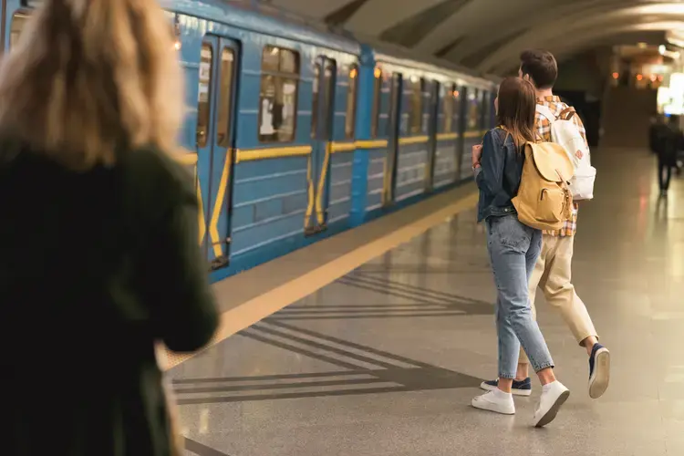 Інцидент на станції «Позняки»: пасажир опинився на колії
