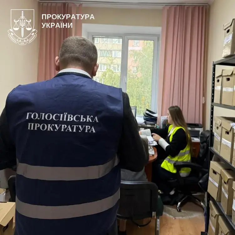 Посадовця Голосіївської РДА підозрюють у розкраданні майже мільйона гривень