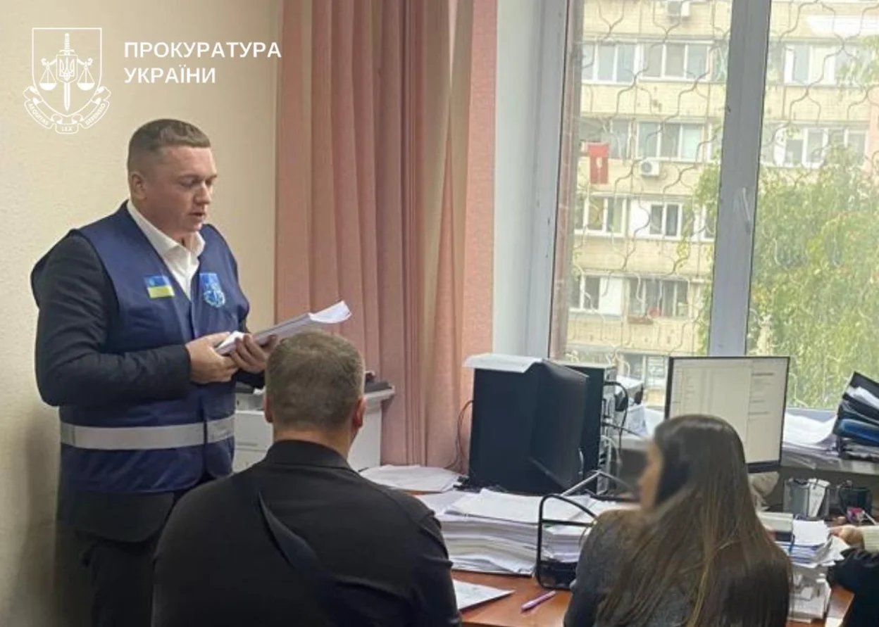 Посадовця Голосіївської РДА підозрюють у розкраданні майже мільйона гривень
