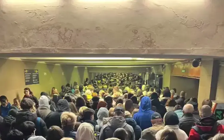 Рух метро в Києві відновлено після тривалої повітряної тривоги: на станціях – великі натовпи