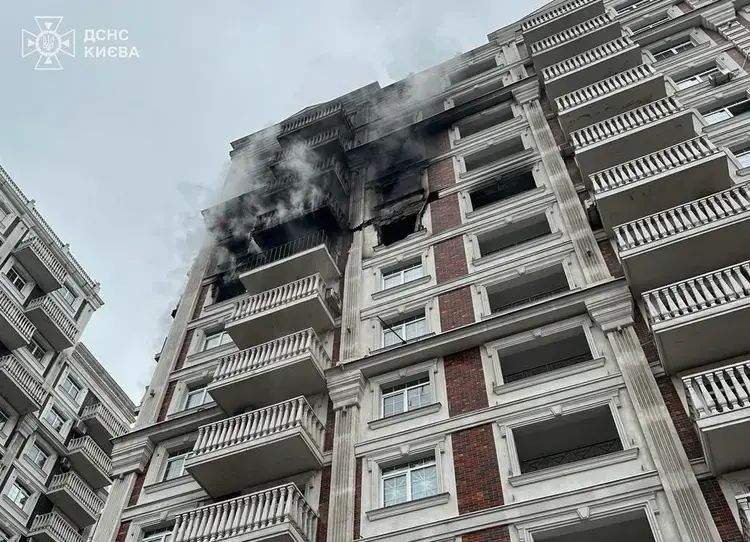 У Києві горів елітний ЖК «Нова Англія»: врятували 12 осіб, серед них діти