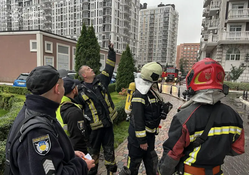 У Києві горів елітний ЖК «Нова Англія»: врятували 12 осіб, серед них діти