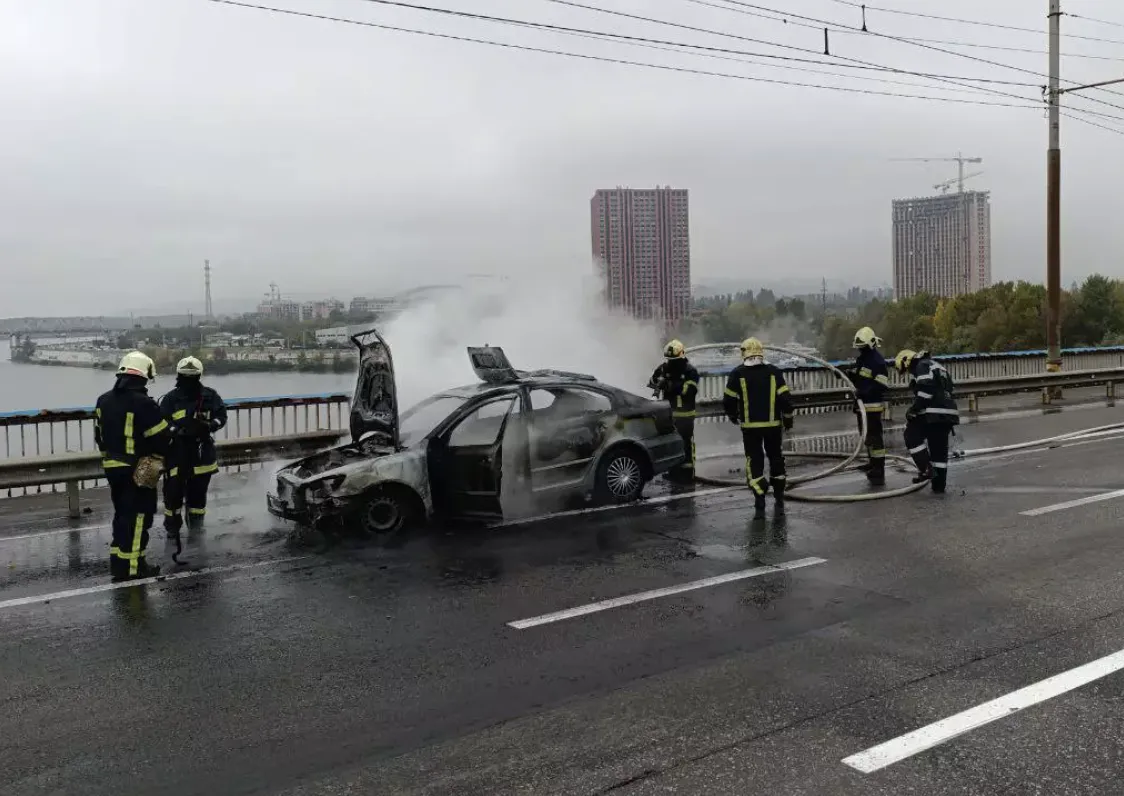 На Північному мосту під час руху загорівся легковик: без постраждалих