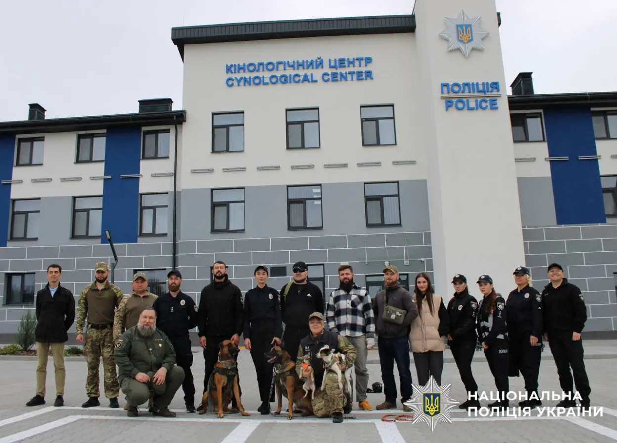 Столичні ветерани поліції відвідали кінологічний центр для спілкування з собаками