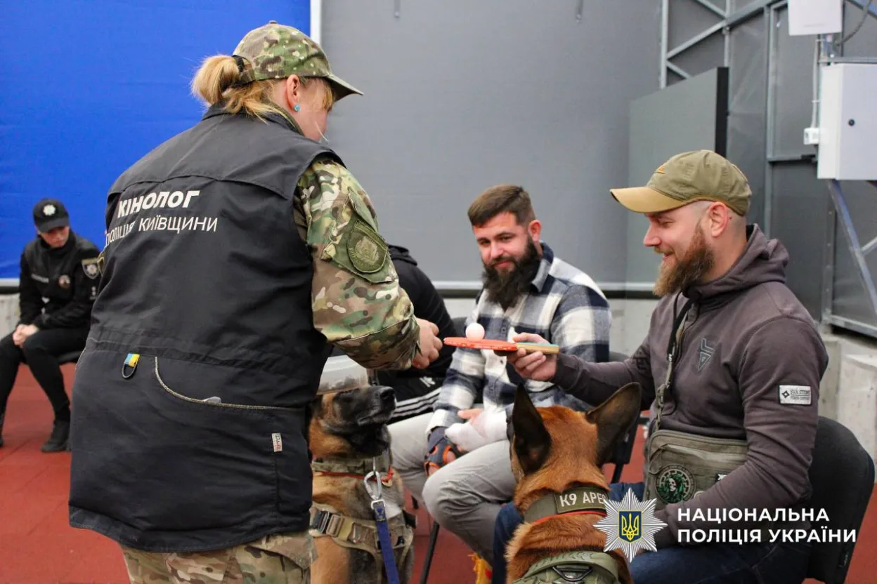 Столичні ветерани поліції відвідали кінологічний центр для спілкування з собаками