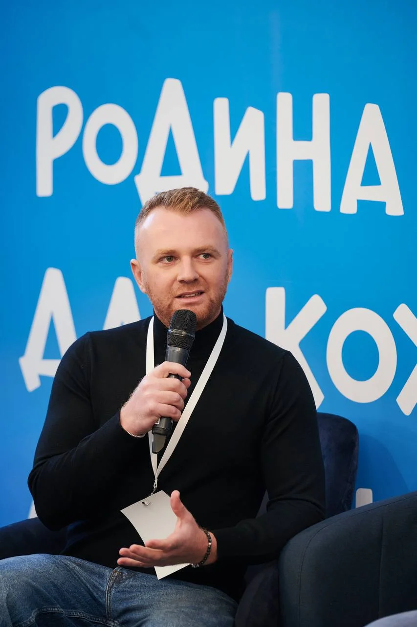 Роман Скорпіон надихає дітей-сиріт своєю історією: як співак став символом надії