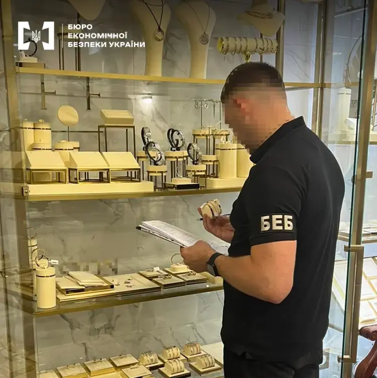 Працівники «Укрзалізниці» та приватна компанія організували контрабанду ювелірних виробів і годинників