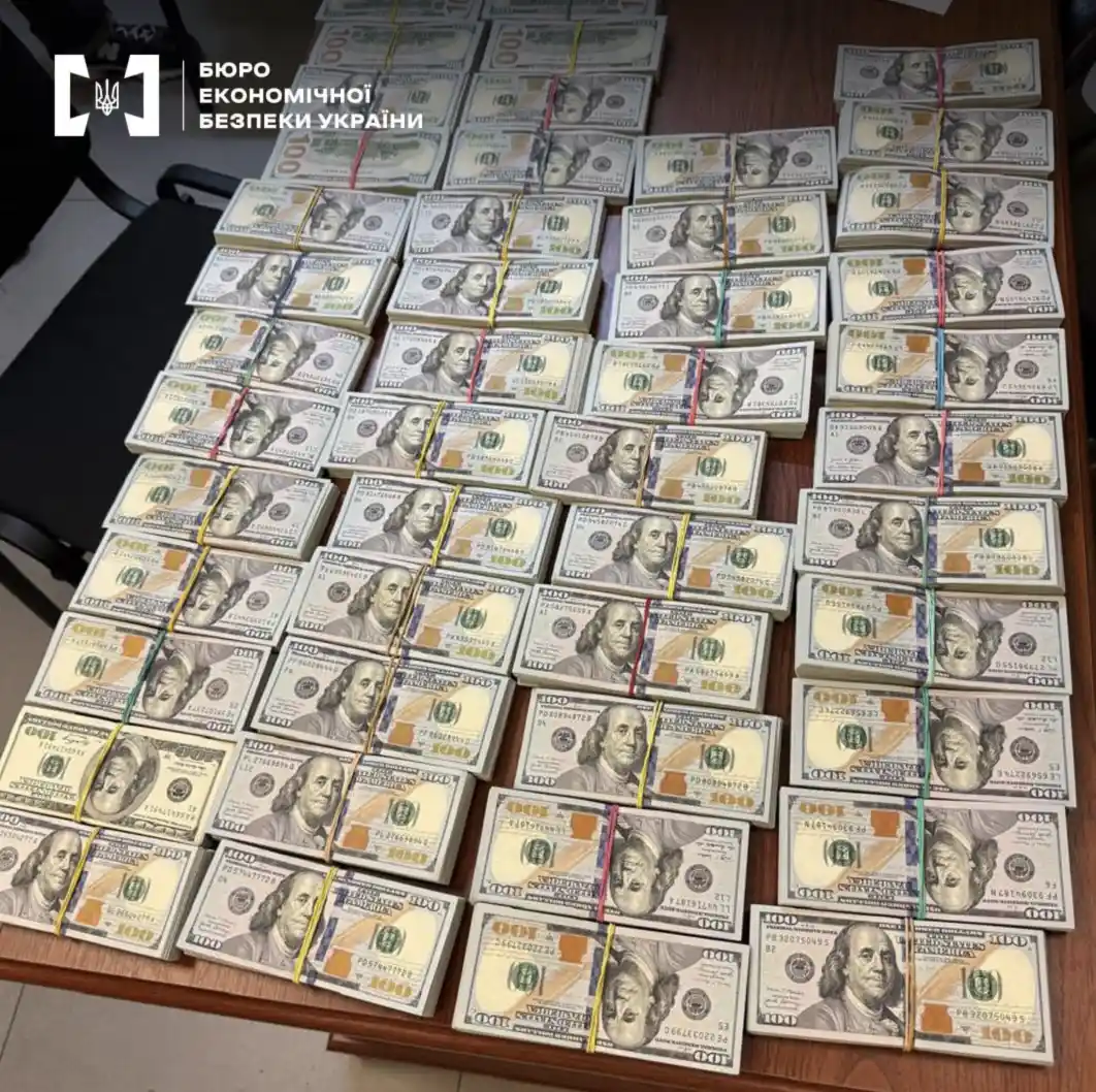 Працівники «Укрзалізниці» та приватна компанія організували контрабанду ювелірних виробів і годинників