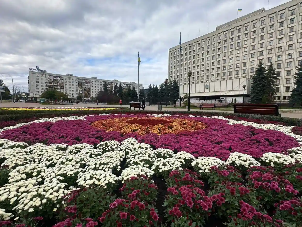 Осіннє диво на площі Лесі Українки: тисячі хризантем розквітли в центрі Києва