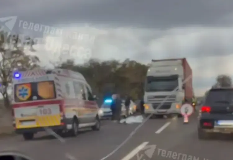 Трагічна ДТП на Одещині: вантажівка збила двох військових на блокпосту