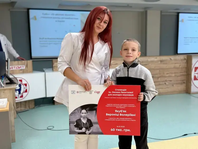 Син загиблої лікарки Охматдиту вручив стипендію, засновану на честь своєї мами