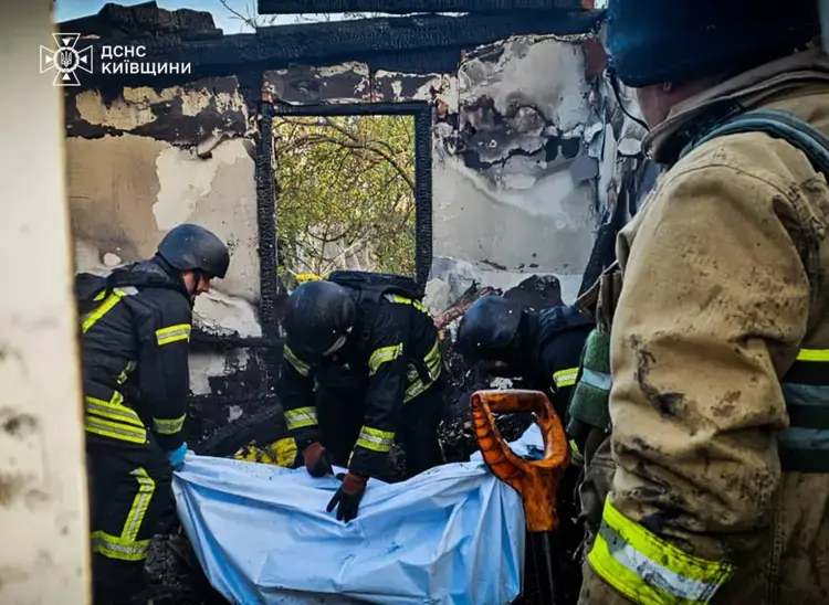 Під Києвом під час нічного обстрілу загинула жінка з дітьми та ще один чоловік