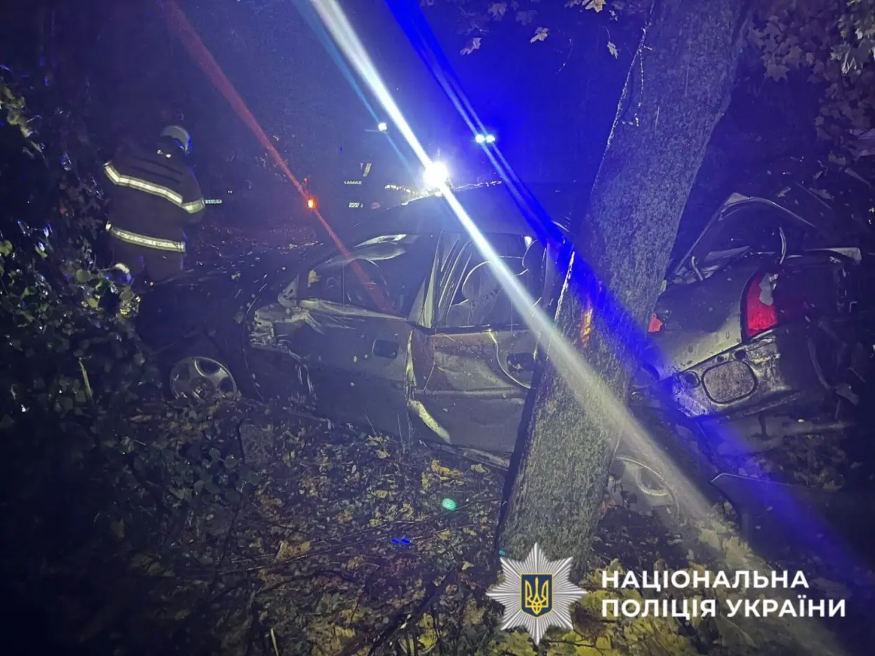 Трагічна аварія на Київщині: підлітковий легковик врізався в дерево, один загинув, шестеро травмовані
