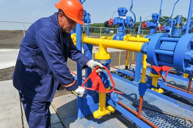 Україна припинила заповнення газових сховищ через обстріли та зупинку імпорту з Польщ