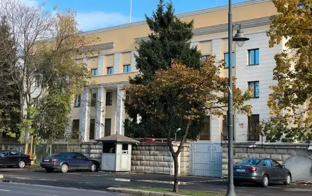 Чоловік намагався протаранити ворота російського посольства у Бухаресті