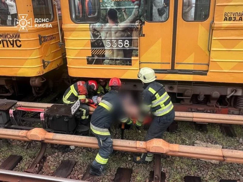 У Києві рятувальники дістали чоловіка з-під вагону метро на станції «Дніпро»