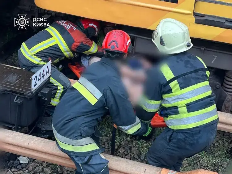 У Києві рятувальники дістали чоловіка з-під вагону метро на станції «Дніпро»