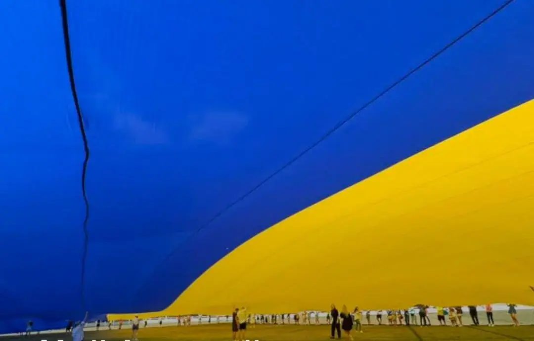 В Австралії розгорнули гігантський український прапор на знак солідарності