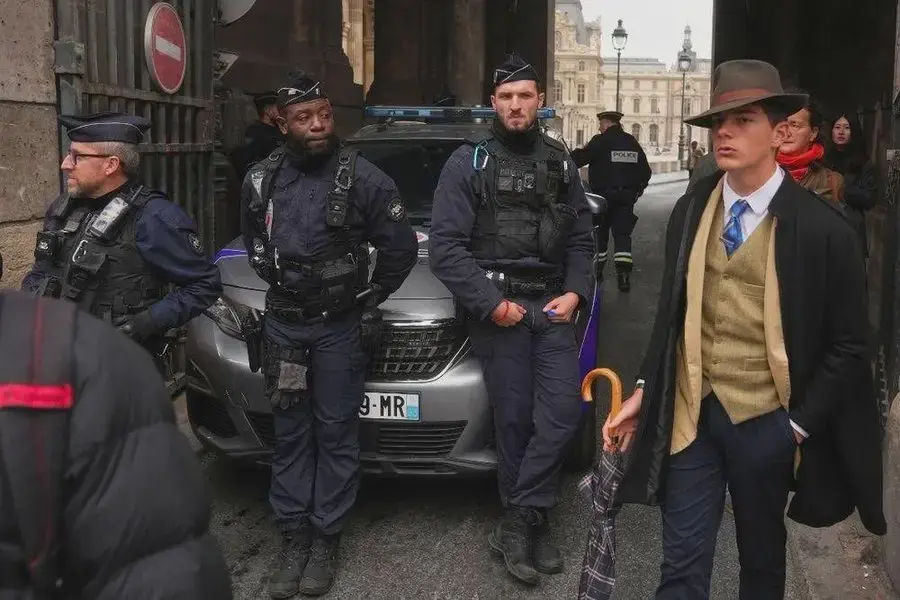 Загадковий чоловік у стильному костюмі біля Лувру підірвав соцмережі після пограбування