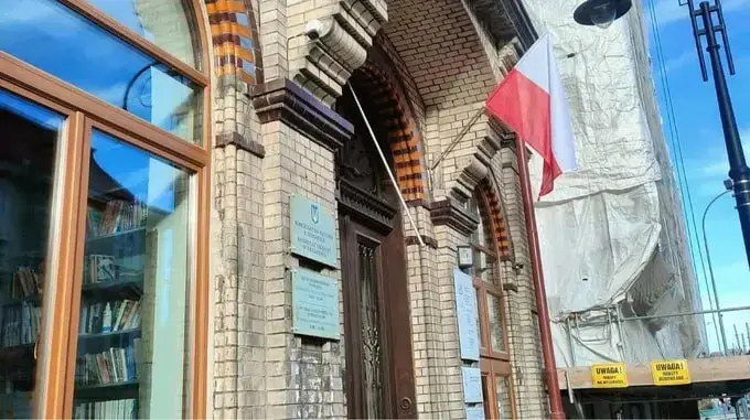 У Перемишлі затримали двох молодиків за зірвання українського прапора з консульства