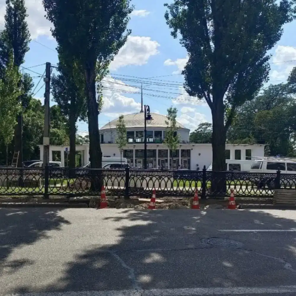 Громадськість просить Зеленського допомогти відновити наземний перехід біля метро «Університет»