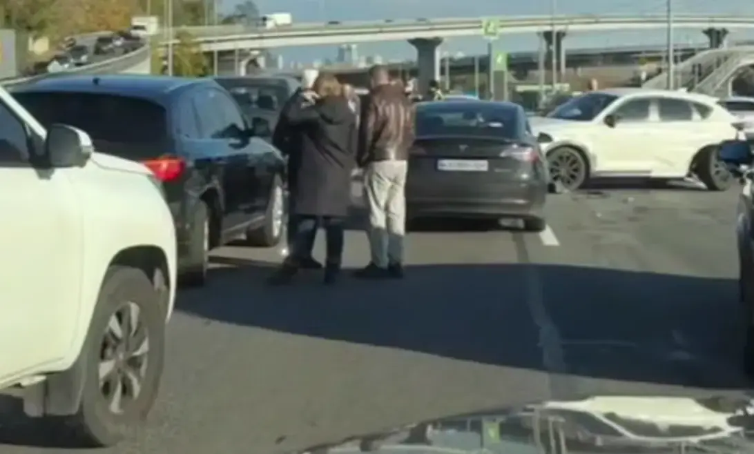 На Наддніпрянському шосе в Києві утворився великий затор через ДТП
