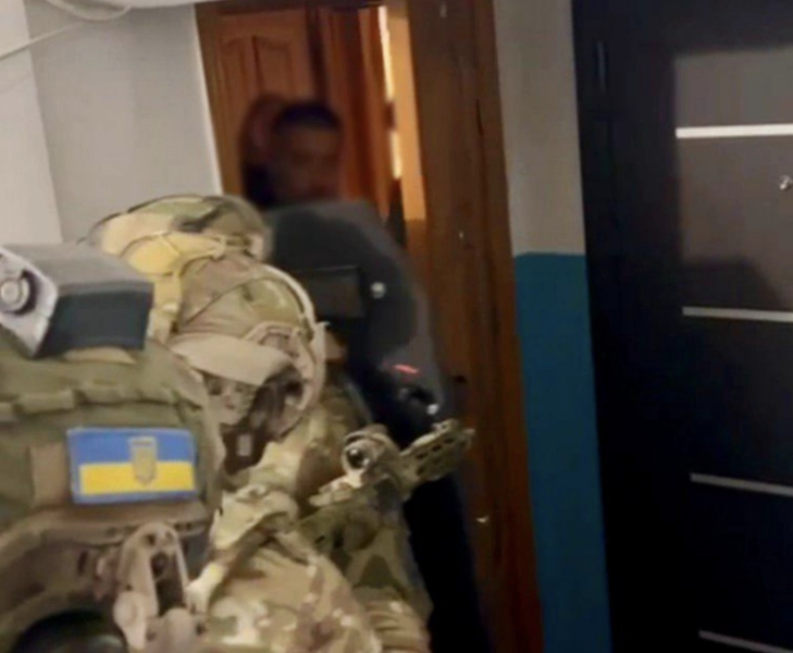 У Києві затримали чоловіка, який виготовляв сувеніри з боєприпасів та причетний до вибуху на «Укрпошті»