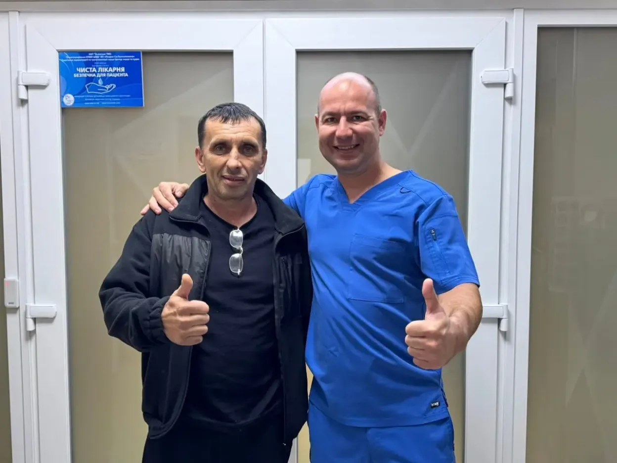 У Львові вперше провели малоінвазивну заміну аортального клапана через розріз під пахвою