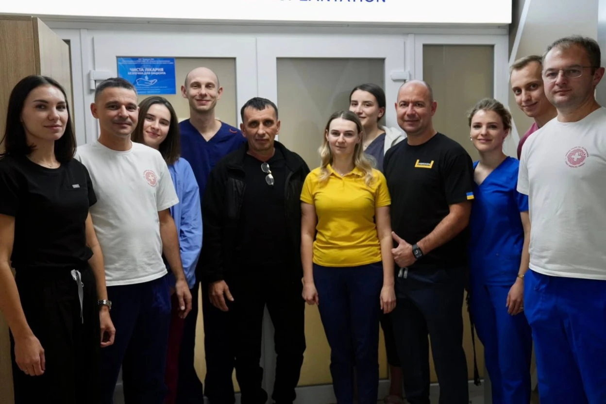 У Львові вперше провели малоінвазивну заміну аортального клапана через розріз під пахвою