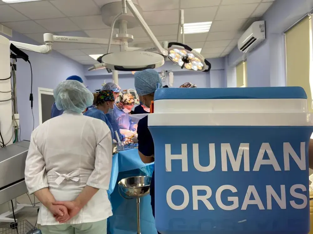 У Києві жінка йде додому після третьої пересадки нирки