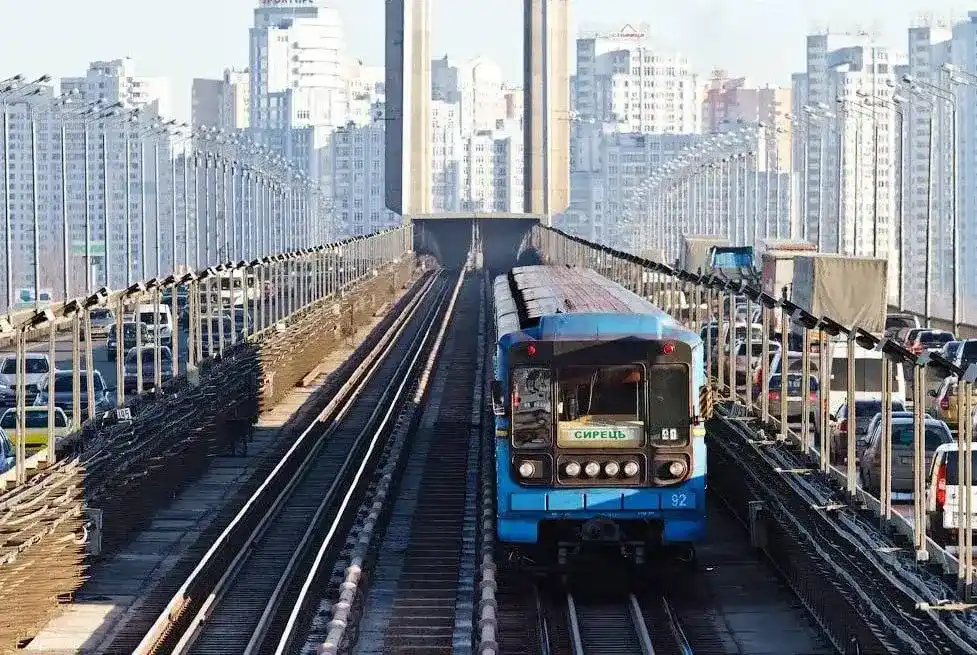 У Києві обговорюють рух зеленою лінією метро під час повітряної тривоги
