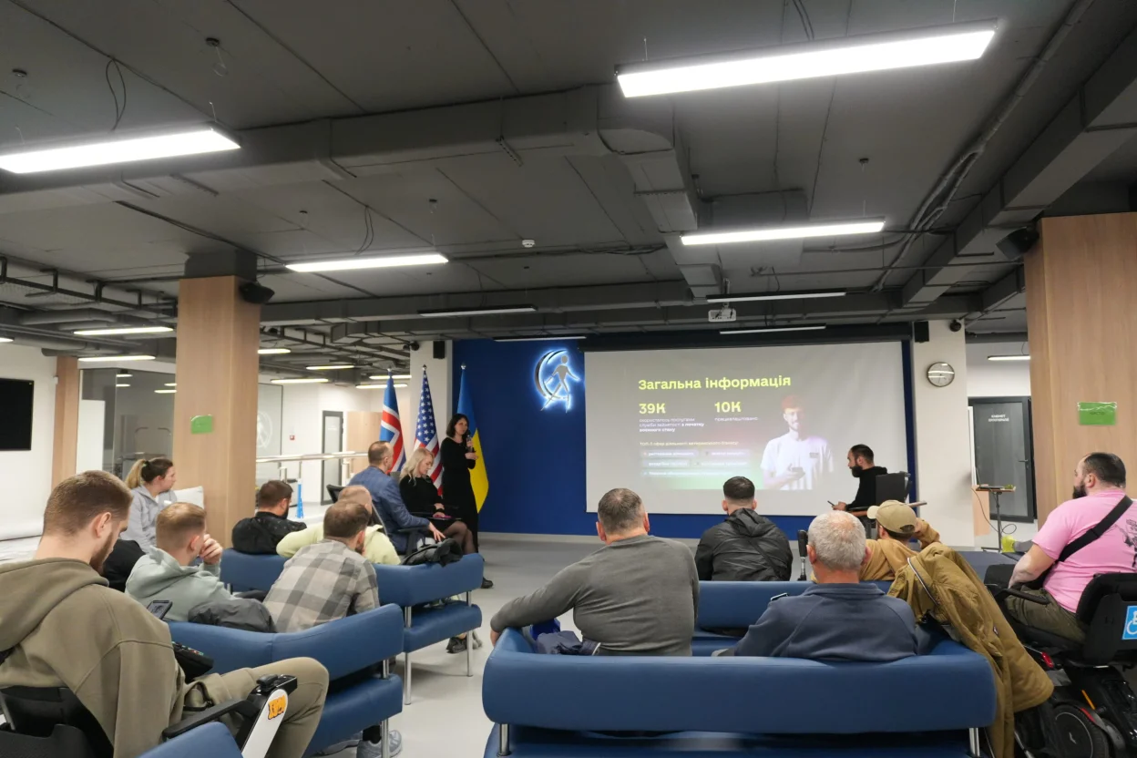 Життя після поранення: воркшоп у Києві допомагає ветеранам з втраченими кінцівками знайти нові сенси у роботі