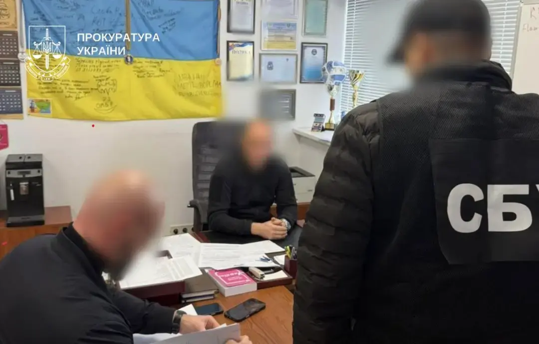 Затримано двох київських митників за хабарі при оформленні авто з США