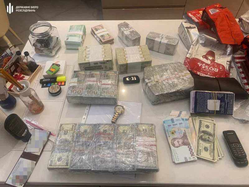 Мистецтво вогню в Києві: сучасна кераміка, скло та метал на ювілейній виставці