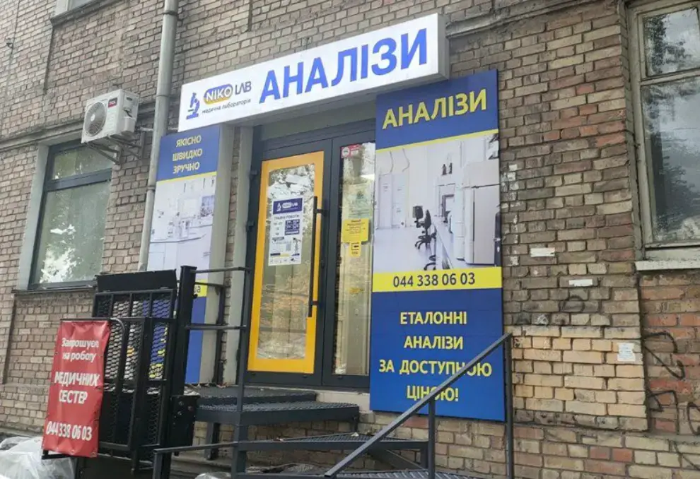 Київ звільняє вулиці від незаконної реклами: за жовтень демонтовано понад 1500 конструкцій