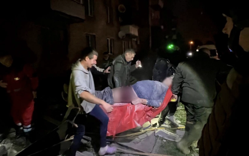 Масована атака дронів у Кам’янському: 8 людей постраждали, частково зруйновано багатоповерхівку